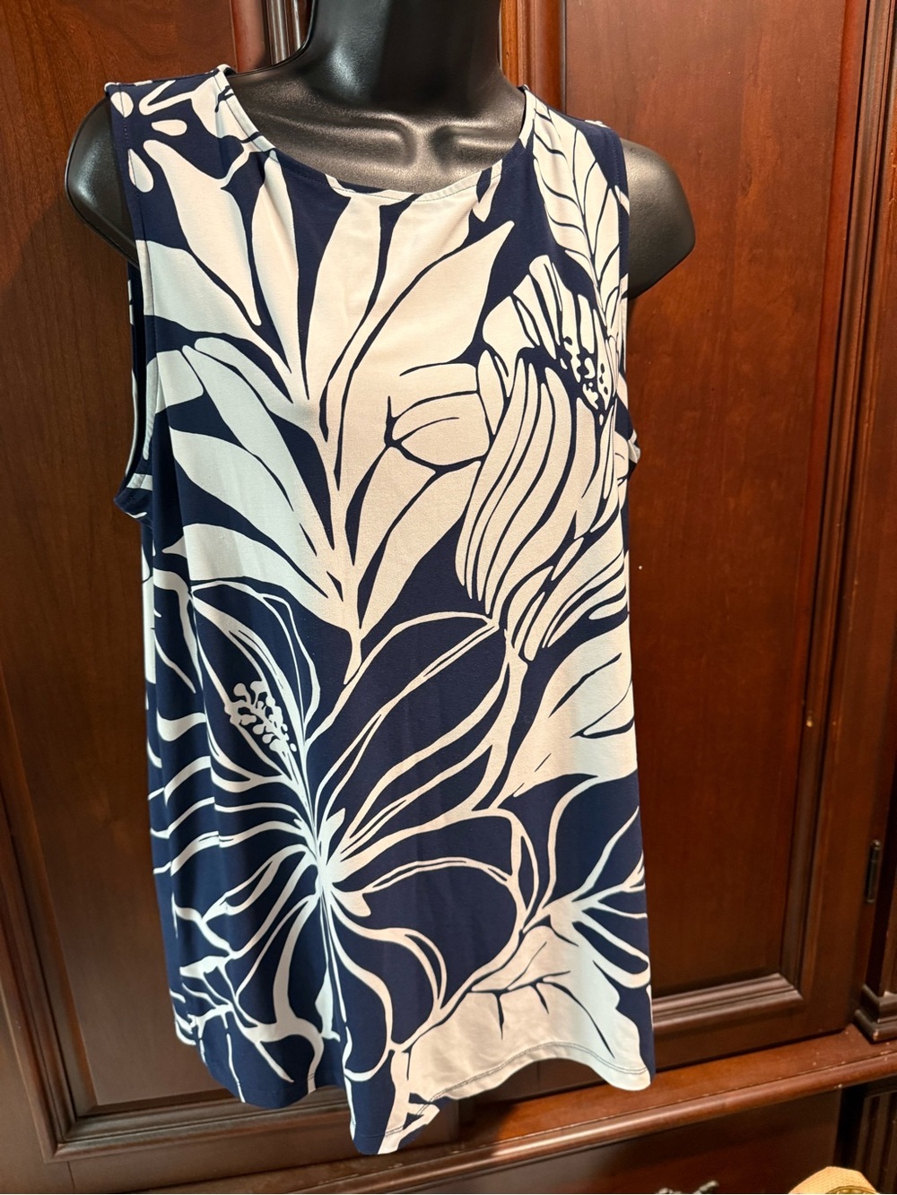Roz & Ali Sleeveless, Round Neck Blouse Size L - Tropical Print